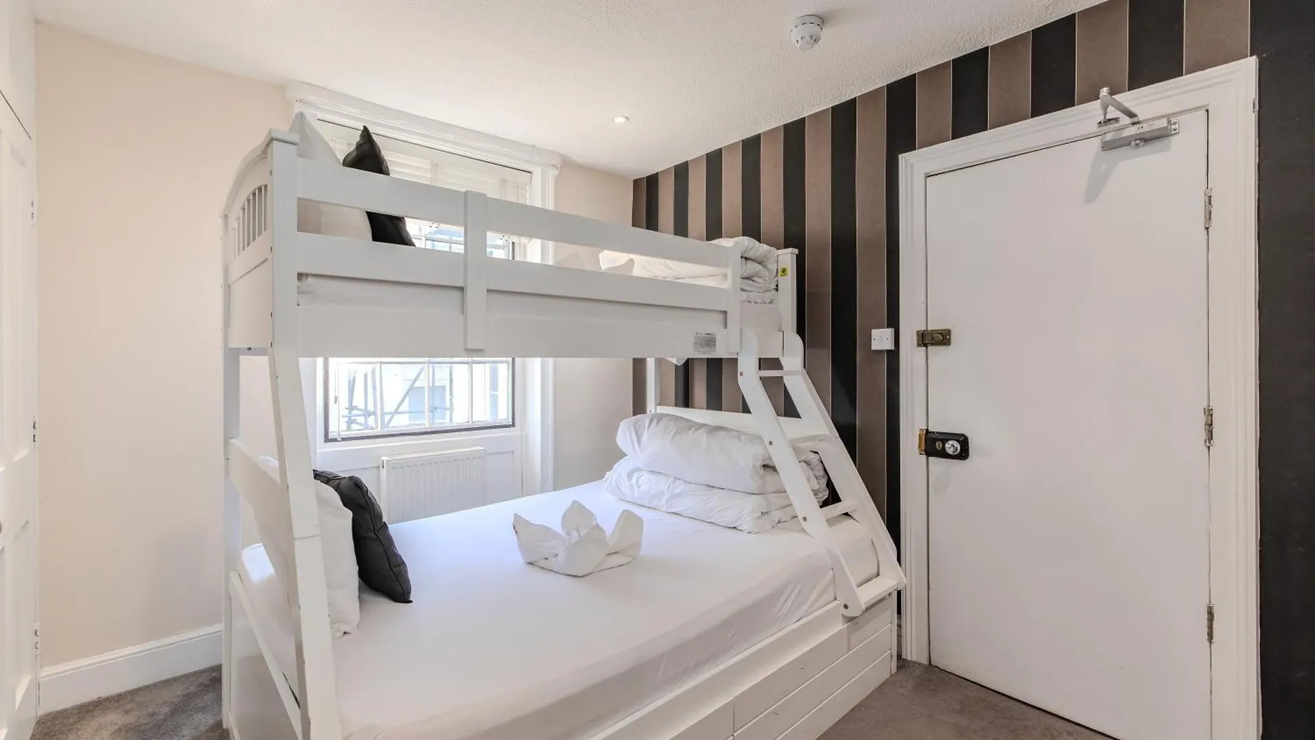 Spacious Brighton Beach Town House I Stag Do & Hen Party Welcome Apartment
